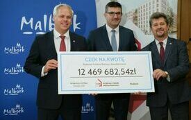 Burmistrz Miasta Malborka odbiera czek od wiceministra aktyw&oacute;w państwowych