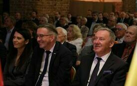 zastępca dyrektora Muzeum Zamkowego, dyrektor Muzeum Zamkowego w Malborku oraz zastępca burmistrza Jan Tadeusz Wilk, na drugim planie reszta gości obecnych na uroczystej sesji
