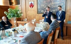 Burmistrz Marek Charzewski oraz Przewodniczący Rady Miasta Malborka Paweł Dziwosz przy stole okolicznościowym