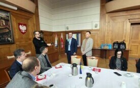 burmistrz i radny Włodzimiera przemawiają w sali posiedzeń