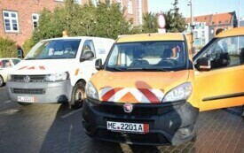 burmistrz Włodzimierza w pomarańczowym pojeżdzie, obok biały pojazd