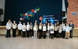 nagrodzeni stypendyści z dyrektorem plac&oacute;wki i burmistrzem miasta