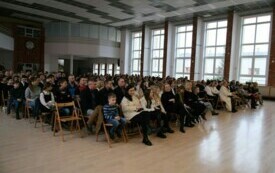 uczestnicy uroczystości nadania stypendi&oacute;w, uczniowie, nauczyciele, rodzice, dziadkowie