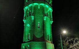 Malborska Wieża Ciśnień podświetlona na zielono z okazji Światowego Dnia M&oacute;zgowego Porażenia Dziecięcego