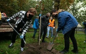 Przedstawiciele Młodzieżowej Rady Miasta Malborka podczas akcji sadzenia drzew z okazji Dnia Drzewa 2020
