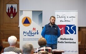 Kolejni seniorzy odebrali "Pudełka życia" podczas spotkań w urzędzie 4