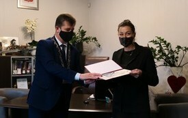 Burmistrz wręcza nagrody nauczycielom malborskich szk&oacute;ł z okazji Dnia Edukacji Narodowej