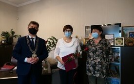Burmistrz wręcza nagrody nauczycielom malborskich szk&oacute;ł z okazji Dnia Edukacji Narodowej