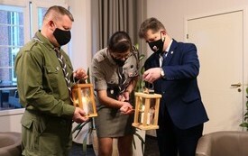 Harcerze ZHP przekazują burmistrzowi Markowi Charzewskiemu światło betlejemskie