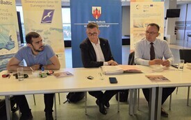 uczestnicy Posiedzenia przy stołach
