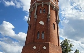 Uczestnicy przed Wieżą Ciśnień