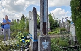 Krzyż z polskim orłem na cmentarzu Ładomirskim