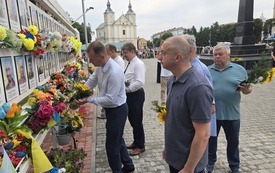 Złożenie kwiat&oacute;w przy zdjęciach poległych w centrum Włodzimierza