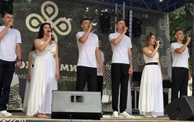 Zesp&oacute;ł wokalny na scenie podczas Dni Miasta
