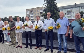 Przedstawiciele Włodzimierza i miast partnerskich podczas minuty ciszy