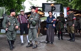 Uczestnicy widowiska Warszawa 44