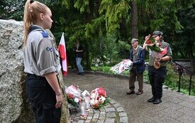 Delegacje składają kwiaty przy obelisku ZHP Hufca Malbork