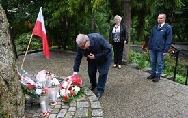 Delegacje składają kwiaty przy obelisku ZHP Hufca Malbork