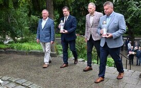 Delegacje składają kwiaty przy obelisku ZHP Hufca Malbork