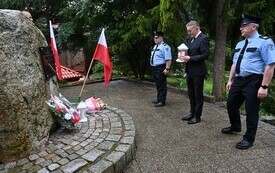 Delegacje składają kwiaty pod pomnikiem
