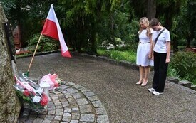 Delegacje składają kwiaty przy obelisku ZHP Hufca Malbork