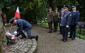Delegacje składają kwiaty przy obelisku ZHP Hufca Malbork