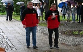 Delegacje składają kwiaty pod pomnikiem