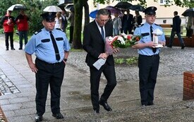 Delegacje składają kwiaty pod pomnikiem