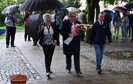 Delegacje składają kwiaty pod pomnikiem