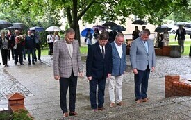 Delegacje składają kwiaty pod pomnikiem