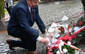 Delegacje składają kwiaty pod pomnikiem