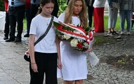 Delegacje składają kwiaty pod pomnikiem