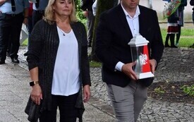 Delegacje składają kwiaty pod pomnikiem