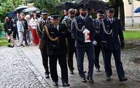 Delegacje składają kwiaty pod pomnikiem