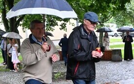 Delegacje składają kwiaty pod pomnikiem