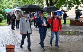 Delegacje składają kwiaty pod pomnikiem