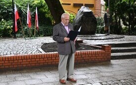 Aleksander Chrupczalski czytający wiesz