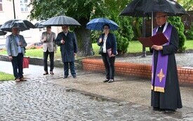 Uczestnicy uroczystości zożenia kwiat&oacute;w oraz ks. J&oacute;zef Miciński