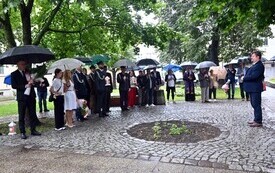 Uczestnicy uroczystości zożenia kwiat&oacute;w