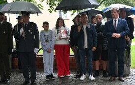 Uczestnicy uroczystości zożenia kwiat&oacute;w