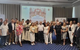 zdjęcie grupowe uczestnik&oacute;w spotkania