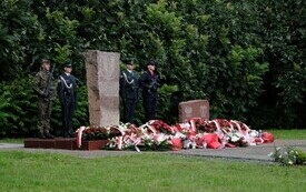 Galeria zdjęć przedstawia obchody 87. rocznicy wybuchu II wojny światowej w Malborku, podczas kt&oacute;rych delegacje złożyły kwiaty i zapaliły znicze w miejscach pamięci. Fotografie dokumentują także gł&oacute;wn 1