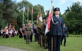 Galeria zdjęć przedstawia obchody 87. rocznicy wybuchu II wojny światowej w Malborku, podczas kt&oacute;rych delegacje złożyły kwiaty i zapaliły znicze w miejscach pamięci. Fotografie dokumentują także gł&oacute;wn 3