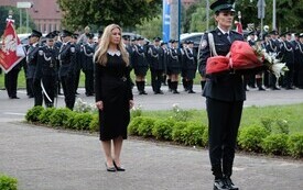 Galeria zdjęć przedstawia obchody 87. rocznicy wybuchu II wojny światowej w Malborku, podczas kt&oacute;rych delegacje złożyły kwiaty i zapaliły znicze w miejscach pamięci. Fotografie dokumentują także gł&oacute;wn 4