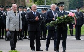 Galeria zdjęć przedstawia obchody 87. rocznicy wybuchu II wojny światowej w Malborku, podczas kt&oacute;rych delegacje złożyły kwiaty i zapaliły znicze w miejscach pamięci. Fotografie dokumentują także gł&oacute;wn 5