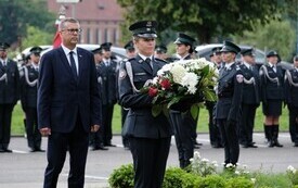 Galeria zdjęć przedstawia obchody 87. rocznicy wybuchu II wojny światowej w Malborku, podczas kt&oacute;rych delegacje złożyły kwiaty i zapaliły znicze w miejscach pamięci. Fotografie dokumentują także gł&oacute;wn 6