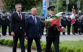 Galeria zdjęć przedstawia obchody 87. rocznicy wybuchu II wojny światowej w Malborku, podczas kt&oacute;rych delegacje złożyły kwiaty i zapaliły znicze w miejscach pamięci. Fotografie dokumentują także gł&oacute;wn 8