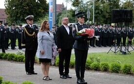 Galeria zdjęć przedstawia obchody 87. rocznicy wybuchu II wojny światowej w Malborku, podczas kt&oacute;rych delegacje złożyły kwiaty i zapaliły znicze w miejscach pamięci. Fotografie dokumentują także gł&oacute;wn 10