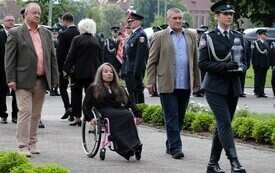 Galeria zdjęć przedstawia obchody 87. rocznicy wybuchu II wojny światowej w Malborku, podczas kt&oacute;rych delegacje złożyły kwiaty i zapaliły znicze w miejscach pamięci. Fotografie dokumentują także gł&oacute;wn 11