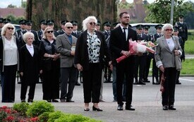 Galeria zdjęć przedstawia obchody 87. rocznicy wybuchu II wojny światowej w Malborku, podczas kt&oacute;rych delegacje złożyły kwiaty i zapaliły znicze w miejscach pamięci. Fotografie dokumentują także gł&oacute;wn 12